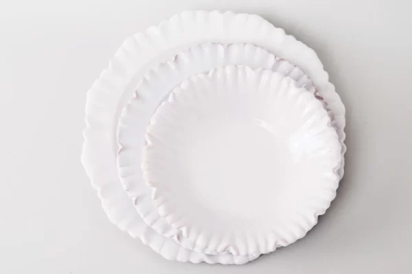 Traditional Sceaux plates in white