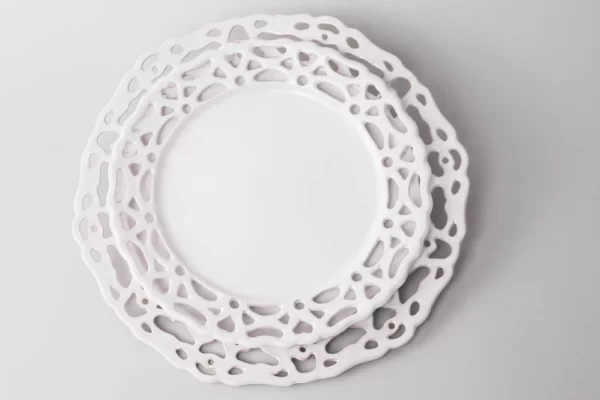 Lace plate in white