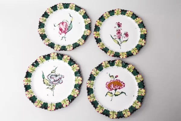 Decorated Sceaux plates with flowers