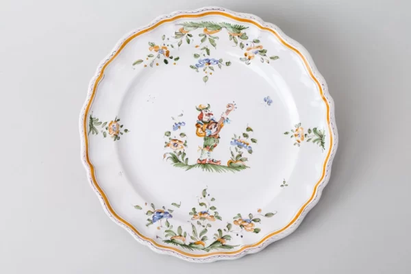 Assiette plate Louis XV au décor traditionnel Grotesque