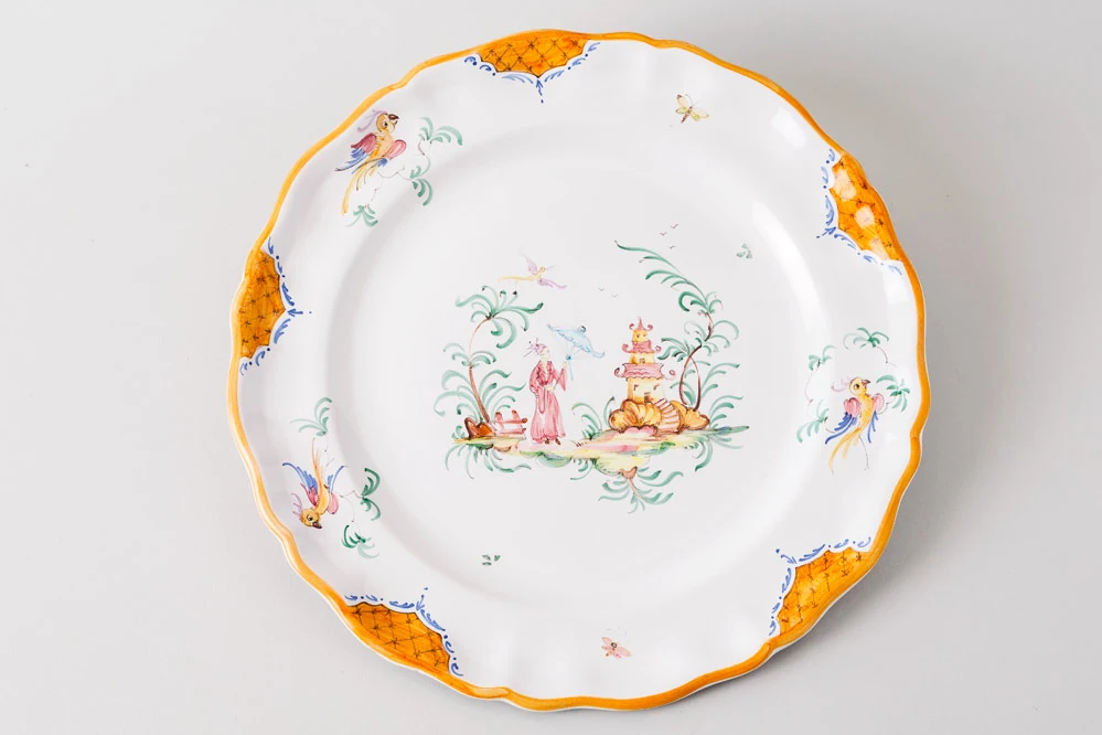 Assiette plate Louis XV au décor chinois