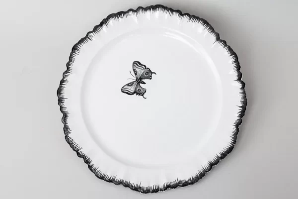 Assiette plate avec décor au papillon noir