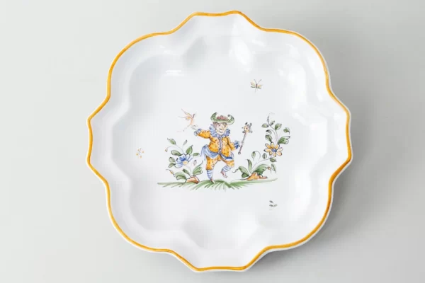 Bérain candy dish with traditional Grotesque motif