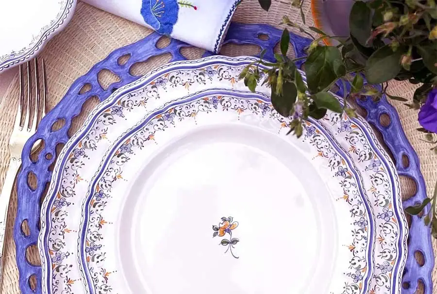 Assiette plate Louis XV sur assiette de présentation, table dressée