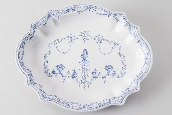 Small oval platter with Bérain motif