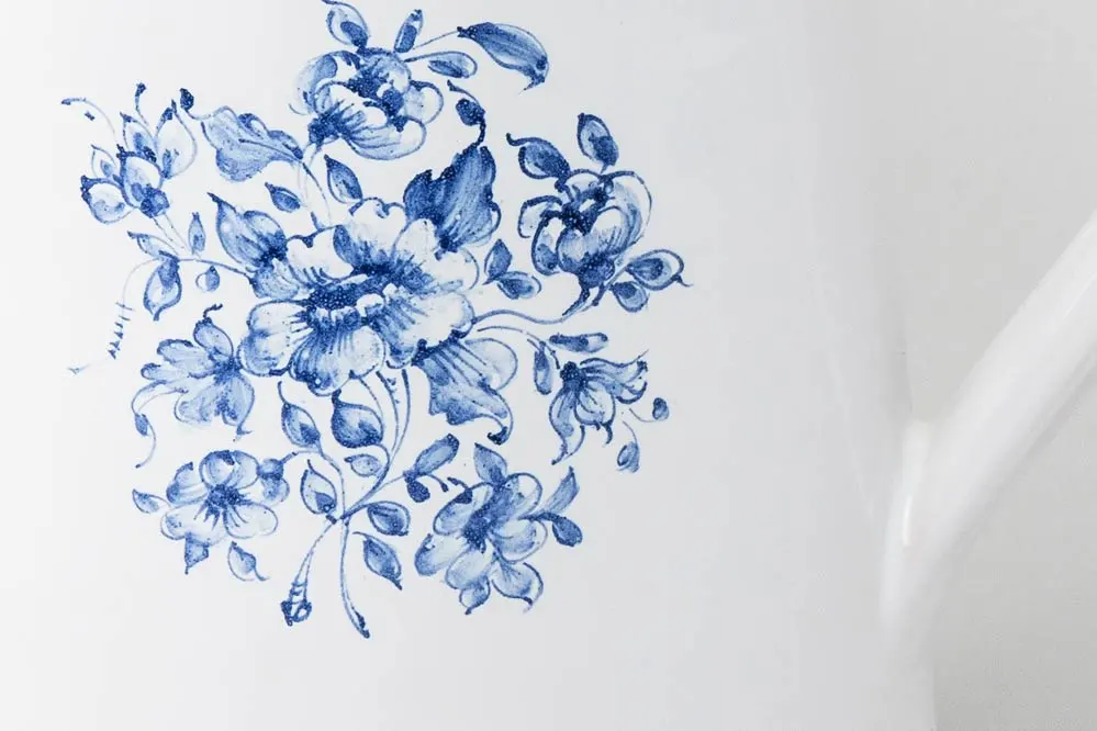 Détail du pichet droit avec décor bouquet bleu