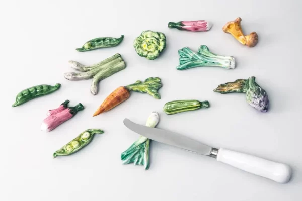 Porte-couteau en forme de légumes décorés