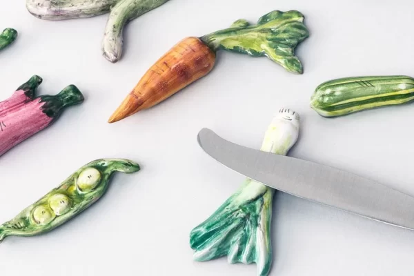 Détail du porte-couteau en forme de légumes décorés