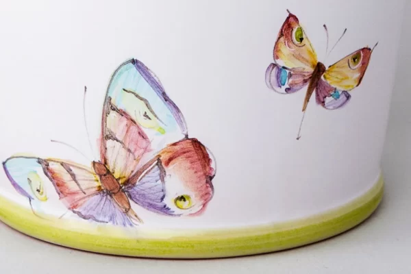 Détail de décor papillons sur pot à orchidée