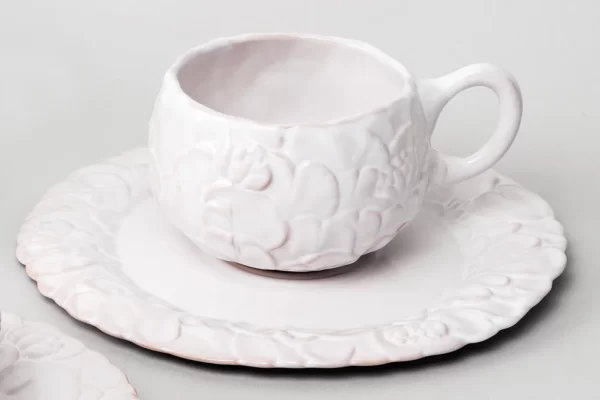 Round cup and saucer with water lilies motif