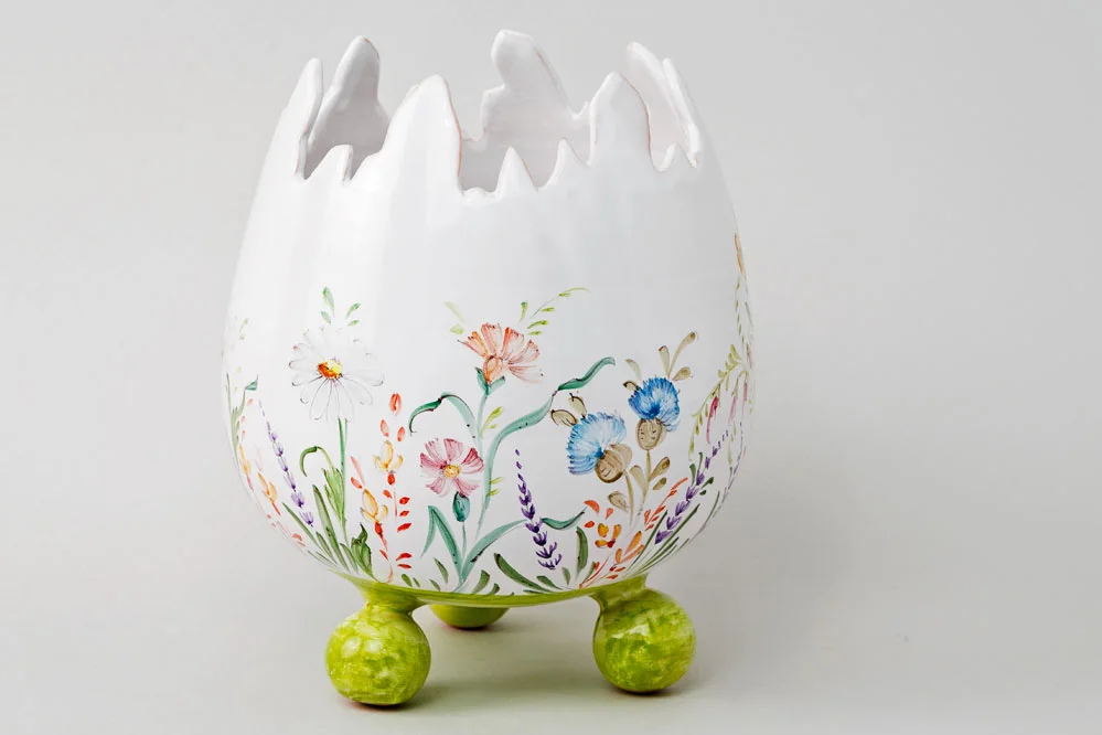 Egg vase with wild flowers motif