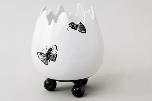 Vase oeuf avec décor aux papillons noirs
