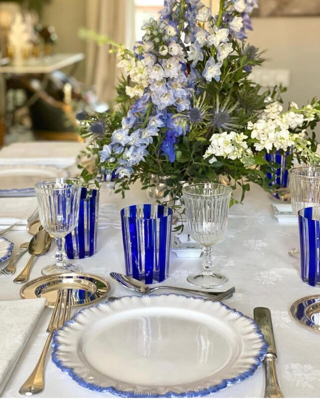Un classique de l’Atelier ! Nos assiettes peignées bleues très joliment mises en scène par @bea_satrustegui  #ateliersoleilmoustiers #artdelatable #moustierssaintemarie #faïence #tablesetting #frenchpottery #bluandwhite #bea_satrus_tables