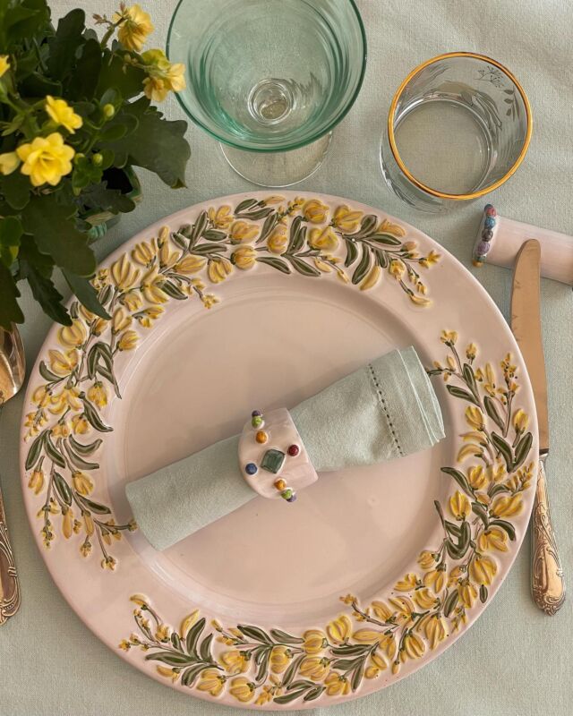 Inspiration printanière du jour…..!!!🌷
D’autres idées à venir 😊#ateliersoleilmoustiers #artdelatable #printempsenprovence #frenchfaïence #springtablescape #tablesetting