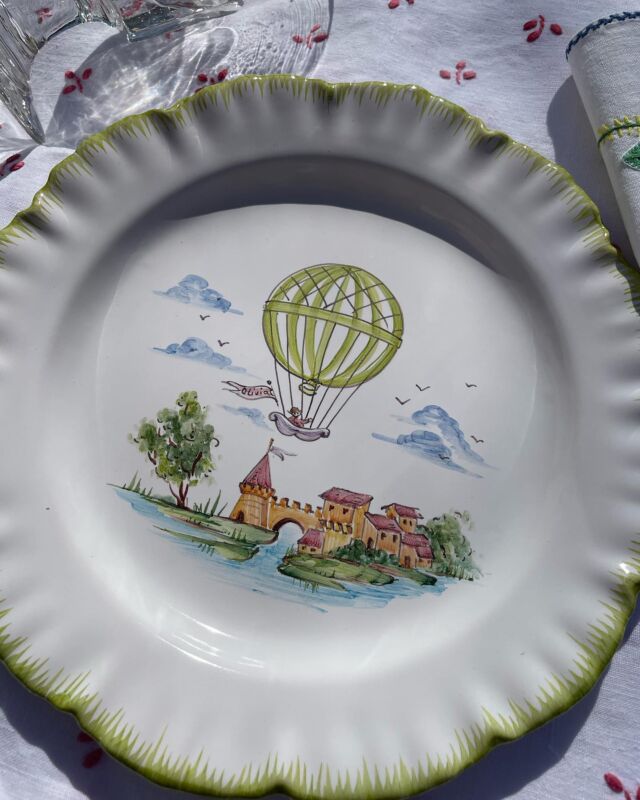 Un petit peu de tendresse avec ce décor ballon 🎈 dans des couleurs toutes douces 🌷🌷🌷#ateliersoleilmoustiers #moustierssaintemarie #faiencesdemoustiers #artdelatable #tablesetting #frenchceramics #frenchartdevivre