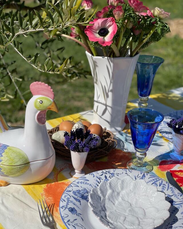 Joyeuses Pâques à tous 🐣🐥!!
#moustierssaintemarie #ateliersoleilmoustiers #pâques #artdelatable #tablesetting #faiencesdemoustiers #tabledecor