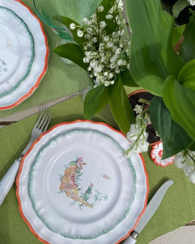 Bienvenue au joli mois de mai 🌸🌺🌷#moustierssaintemarie #1mai #artderecevoir #tablescape#ateliersoleilmoustiers