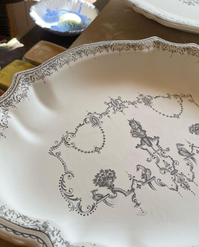 Travail en cours ! Un grand classique de Moustiers, décor « à la Berain « #faiencedemoustiers #faïencefrançaise #moustierssaintemarie #frenchfaience #ateliersoleilmoustiers