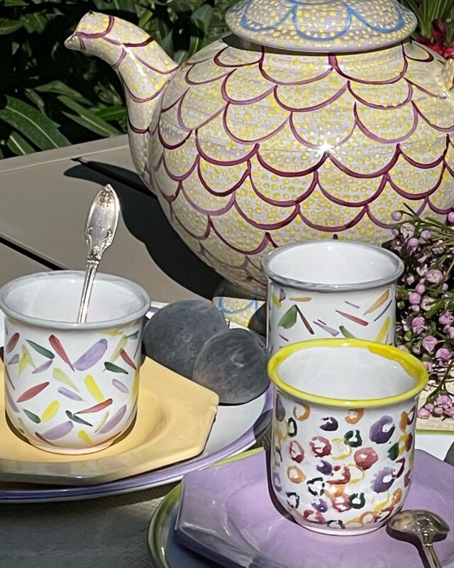 Quand le printemps s’invite en automne 🌺🍁#faiencedemoustiers #artdelatable #irresistiblealpesdehauteprovence #provence #handpaintedceramics #tablesetting #frenchcountrystyle #ateliersoleilmoustiers