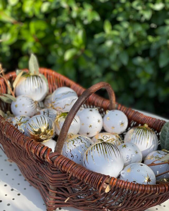 Gold is beautiful !!! Elles arrivent !! Entièrement peintes à la main et réalisées dans notre atelier ! 2 tailles disponibles, infos en MP ! #moustierssaintemarie #faiencedemoustiers #provence #noël2023 #frenchceramics #christmas2023🎄 #ateliersoleilmoustiers #southoffrance