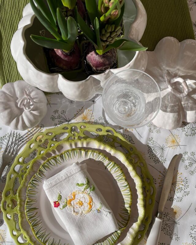 En attendant le retour du Printemps…..🌷🌸🌻#ateliersoleilmoustiers #moustiersaintemarie #artdelatable #faïence #provence #tablesetting #frenchstyle