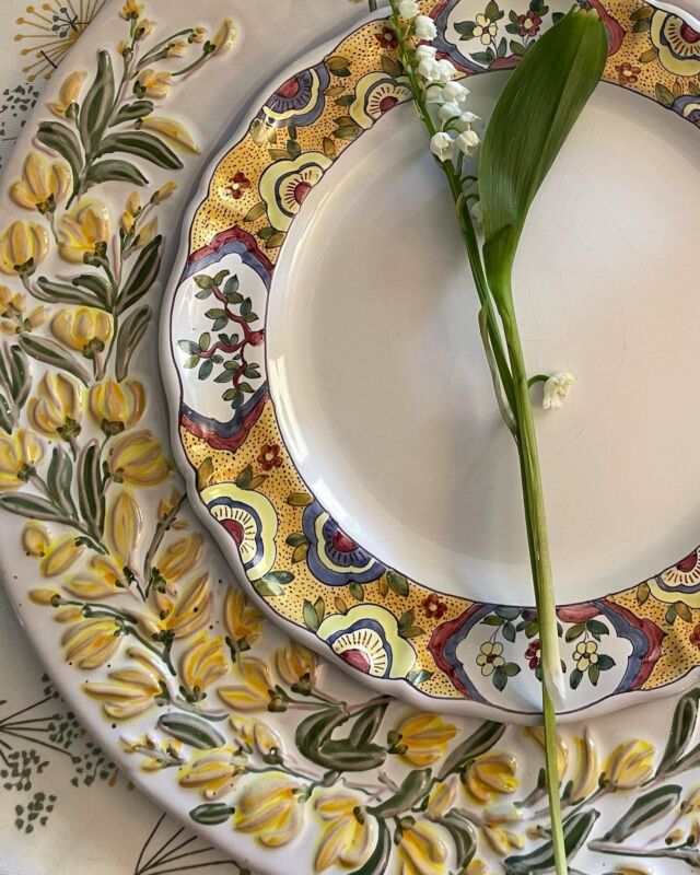 Nous souhaitons une très belle journée à tous les amoureux de la faïence ❤️#1ermai#faïence #moustierssaintemarie #artdelatable #tablesetting #1stmay #ateliersoleilmoustiers